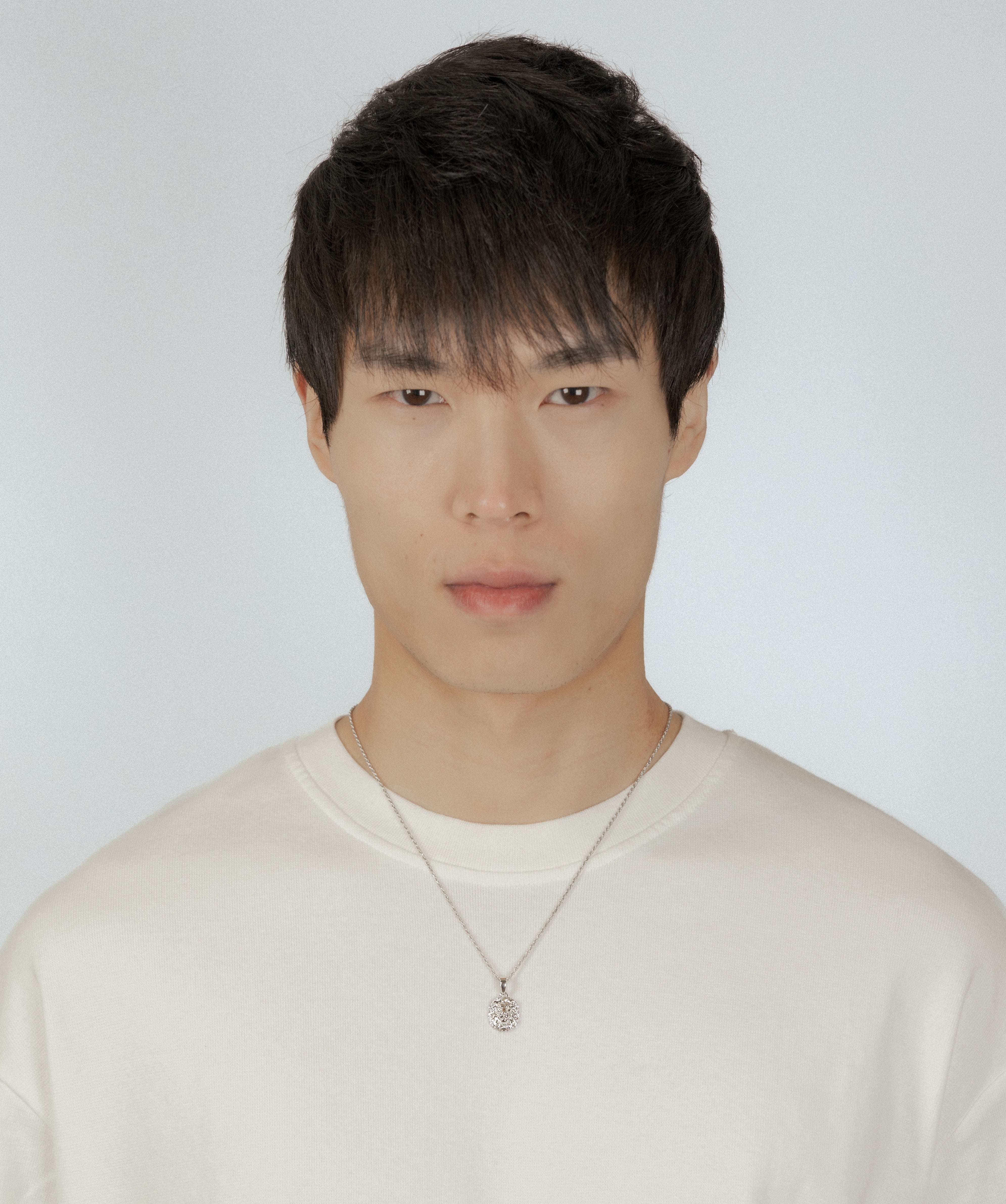 Lion Pendant — White Gold view 2 | colour:white